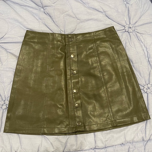 Olive faux leather mini skirt - Picture 1 of 3
